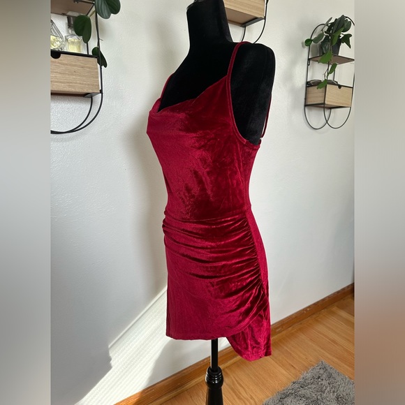 Red velvet dress - Picture 3 of 7